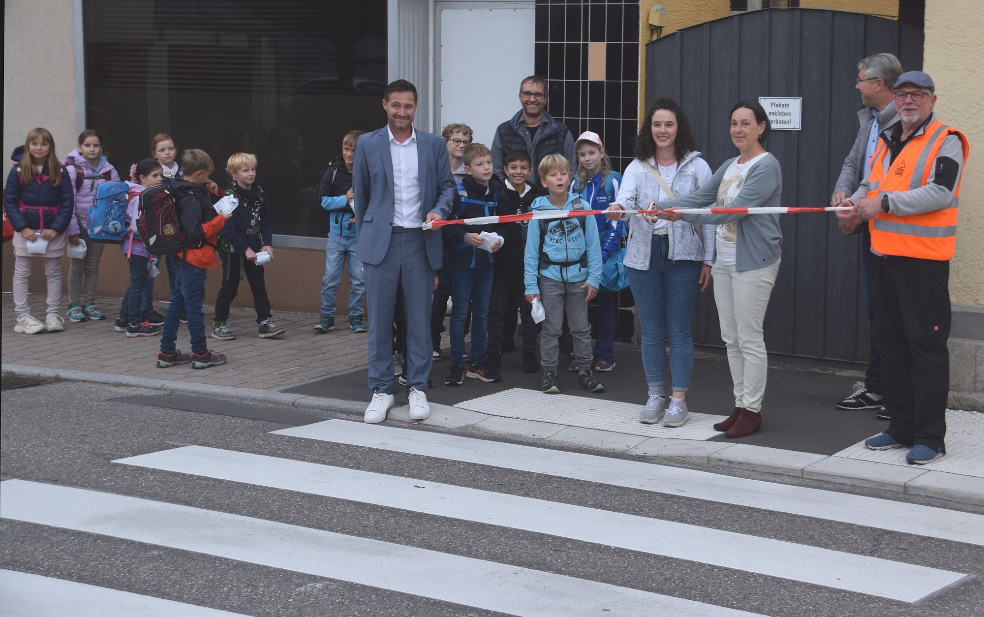 Foto von Einweihung Zebrastreifen mit Kinder und Erwachsenen